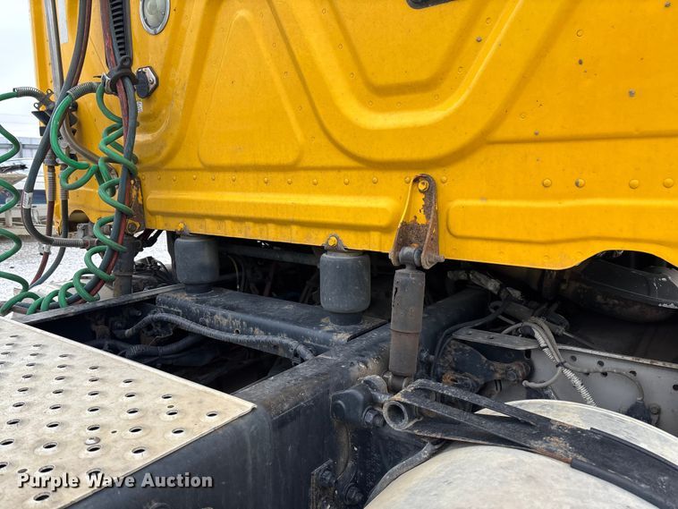 image for item YA1749 2016 Freightliner Cascadia 125 semi truck