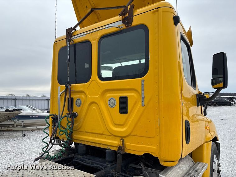 image for item YA1749 2016 Freightliner Cascadia 125 semi truck