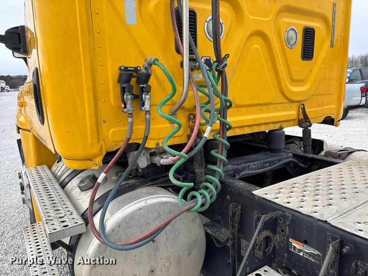 image for item YA1749 2016 Freightliner Cascadia 125 semi truck