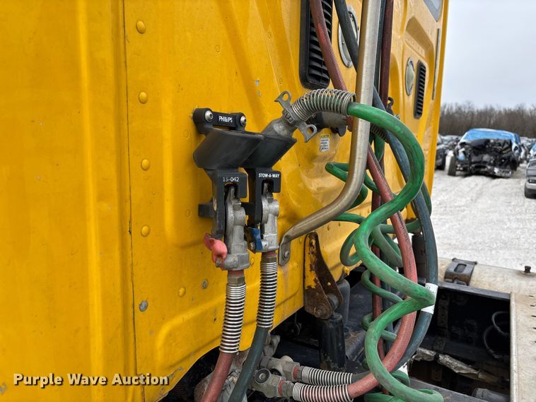 image for item YA1749 2016 Freightliner Cascadia 125 semi truck