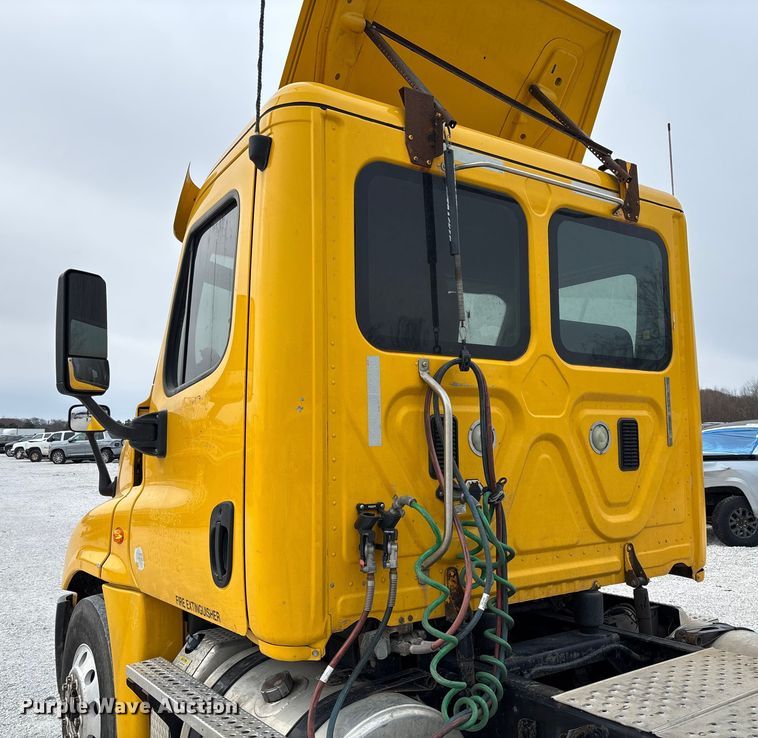 image for item YA1749 2016 Freightliner Cascadia 125 semi truck