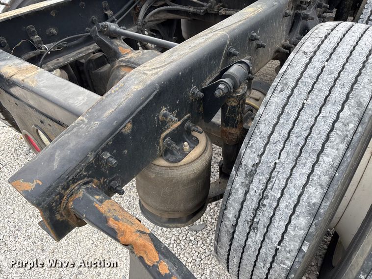 image for item YA1749 2016 Freightliner Cascadia 125 semi truck