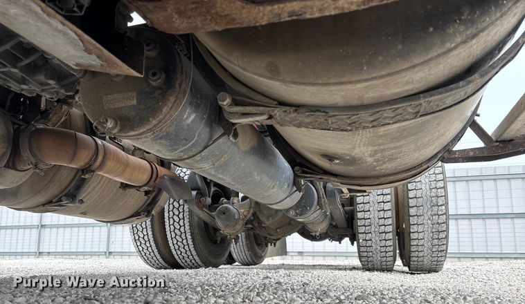 image for item YA1749 2016 Freightliner Cascadia 125 semi truck