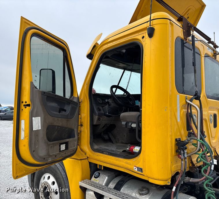 image for item YA1749 2016 Freightliner Cascadia 125 semi truck