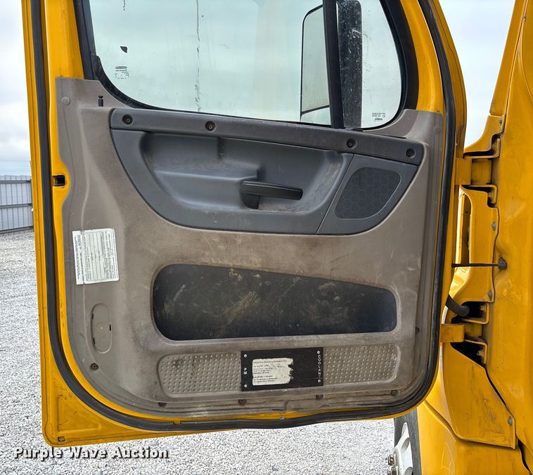 image for item YA1749 2016 Freightliner Cascadia 125 semi truck