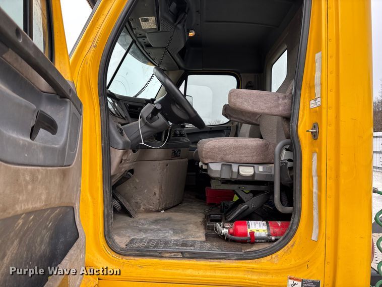 image for item YA1749 2016 Freightliner Cascadia 125 semi truck