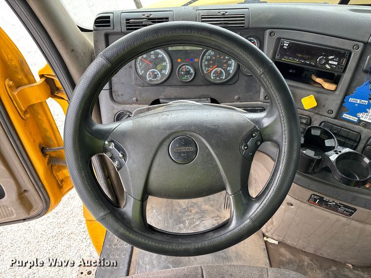 image for item YA1749 2016 Freightliner Cascadia 125 semi truck