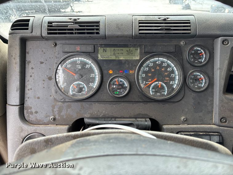 image for item YA1749 2016 Freightliner Cascadia 125 semi truck