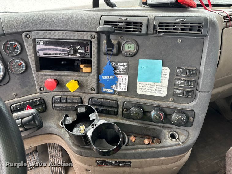 image for item YA1749 2016 Freightliner Cascadia 125 semi truck