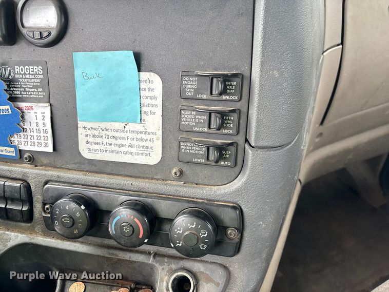 image for item YA1749 2016 Freightliner Cascadia 125 semi truck