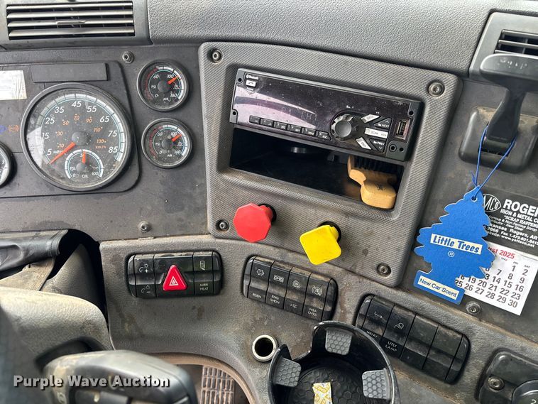 image for item YA1749 2016 Freightliner Cascadia 125 semi truck