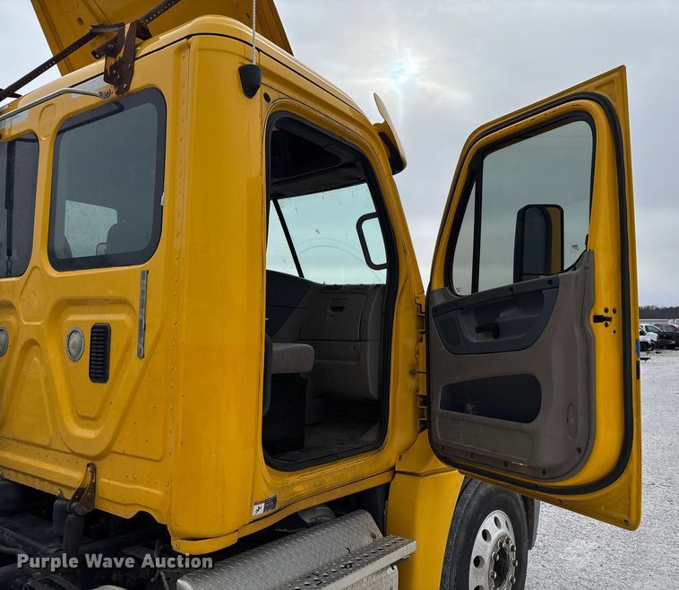 image for item YA1749 2016 Freightliner Cascadia 125 semi truck