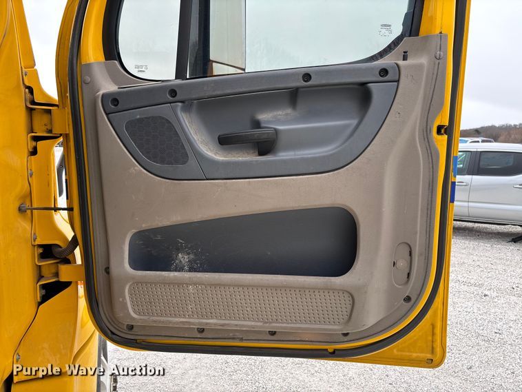 image for item YA1749 2016 Freightliner Cascadia 125 semi truck