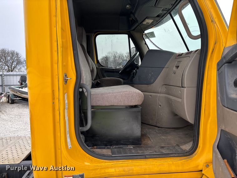 image for item YA1749 2016 Freightliner Cascadia 125 semi truck