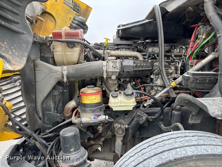 image for item YA1749 2016 Freightliner Cascadia 125 semi truck