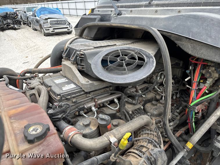 image for item YA1749 2016 Freightliner Cascadia 125 semi truck