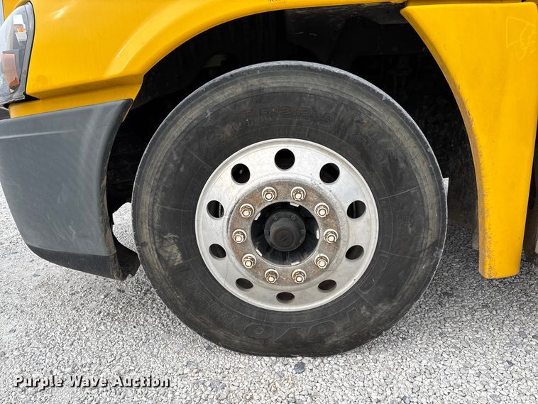 image for item YA1749 2016 Freightliner Cascadia 125 semi truck