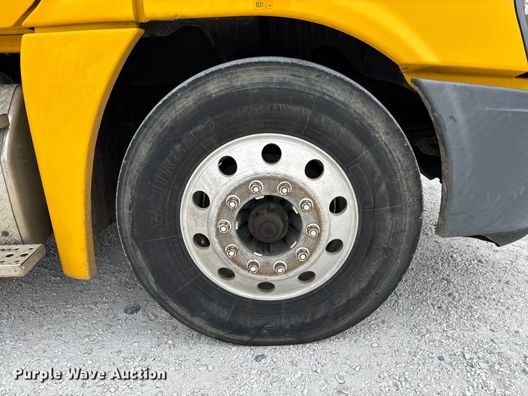 image for item YA1749 2016 Freightliner Cascadia 125 semi truck