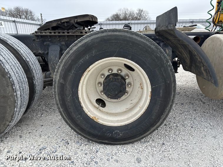 image for item YA1749 2016 Freightliner Cascadia 125 semi truck