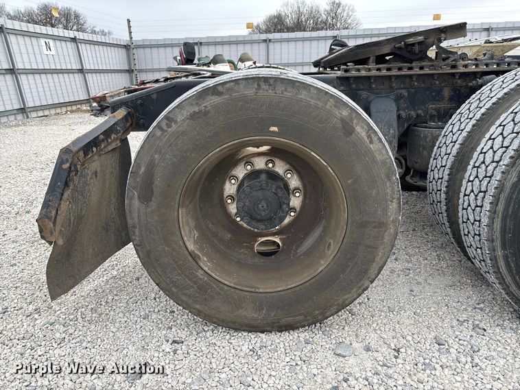 image for item YA1749 2016 Freightliner Cascadia 125 semi truck