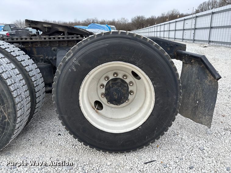 image for item YA1749 2016 Freightliner Cascadia 125 semi truck