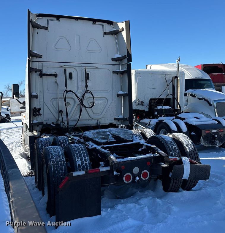image for item YA1780 2019 Freightliner Cascadia 125 semi truck