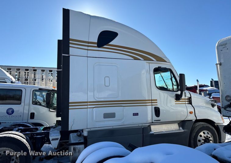 image for item YA1780 2019 Freightliner Cascadia 125 semi truck
