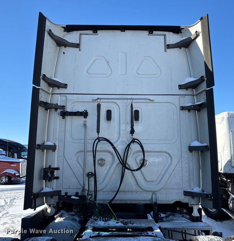 image for item YA1780 2019 Freightliner Cascadia 125 semi truck