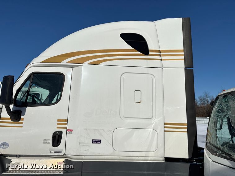 image for item YA1780 2019 Freightliner Cascadia 125 semi truck