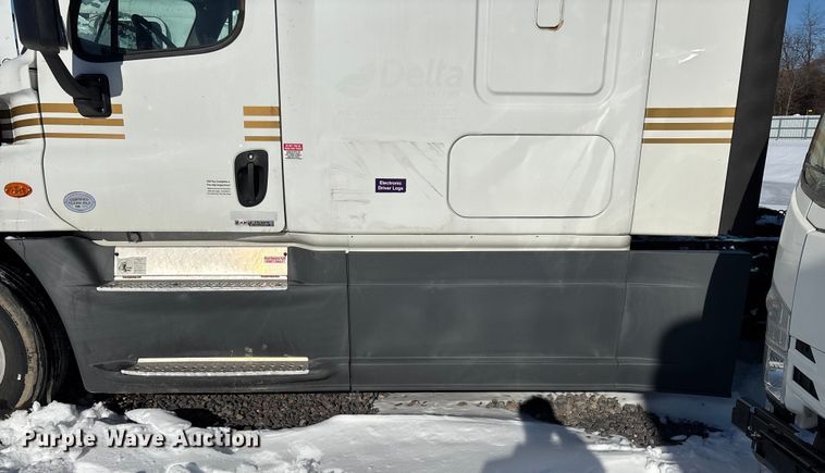 image for item YA1780 2019 Freightliner Cascadia 125 semi truck