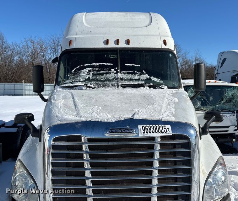 image for item YA1780 2019 Freightliner Cascadia 125 semi truck