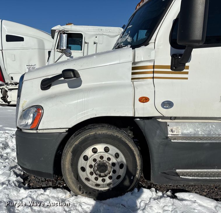 image for item YA1780 2019 Freightliner Cascadia 125 semi truck