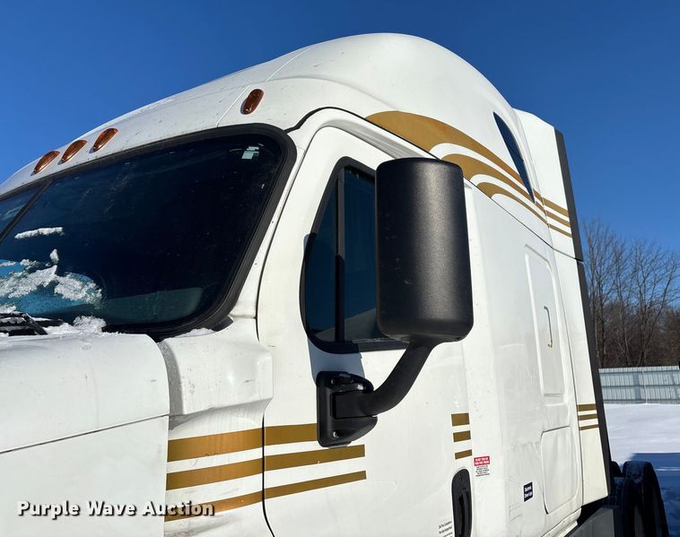 image for item YA1780 2019 Freightliner Cascadia 125 semi truck