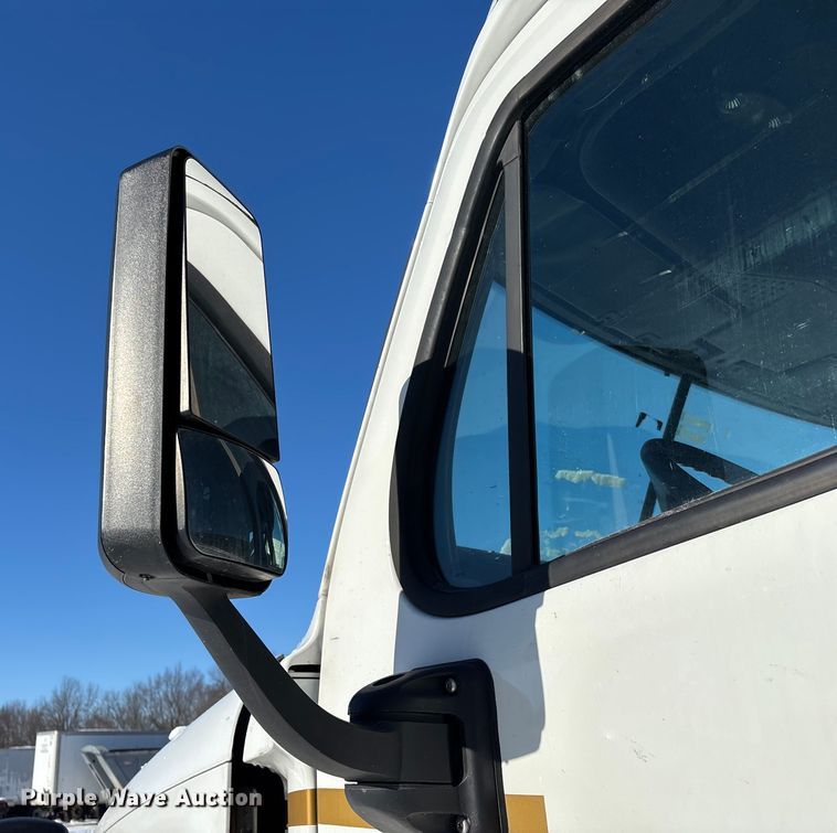 image for item YA1780 2019 Freightliner Cascadia 125 semi truck