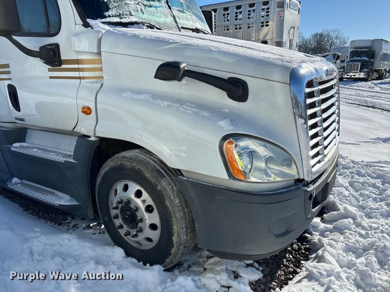 image for item YA1780 2019 Freightliner Cascadia 125 semi truck