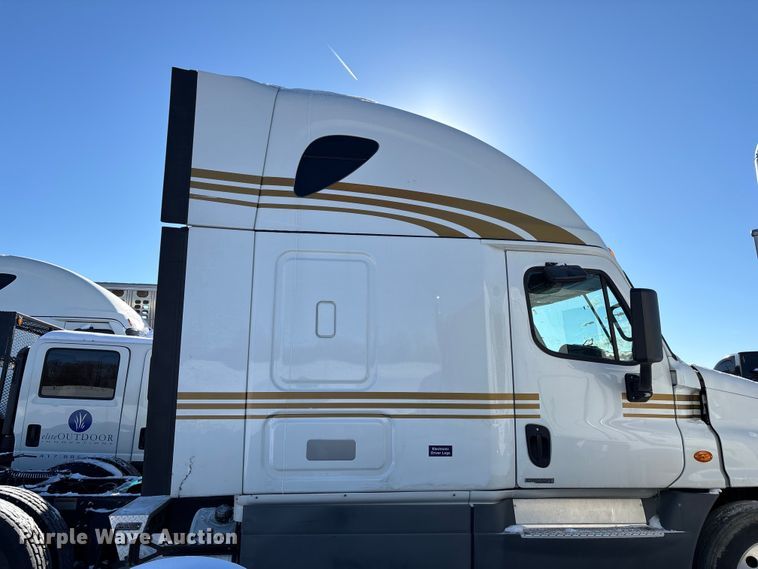 image for item YA1780 2019 Freightliner Cascadia 125 semi truck