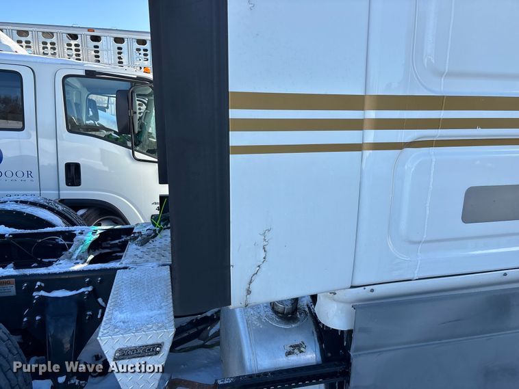 image for item YA1780 2019 Freightliner Cascadia 125 semi truck