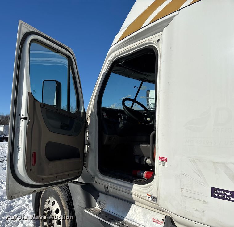 image for item YA1780 2019 Freightliner Cascadia 125 semi truck