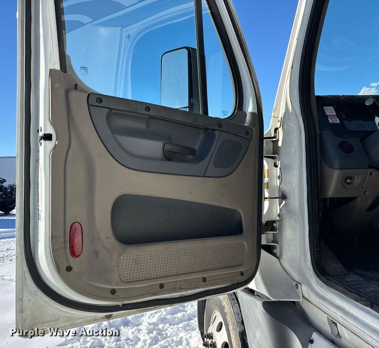 image for item YA1780 2019 Freightliner Cascadia 125 semi truck