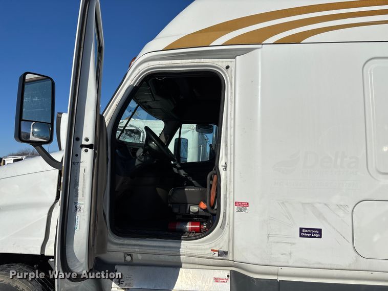 image for item YA1780 2019 Freightliner Cascadia 125 semi truck