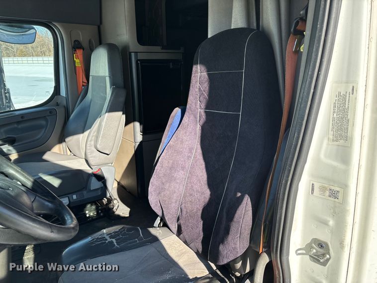 image for item YA1780 2019 Freightliner Cascadia 125 semi truck