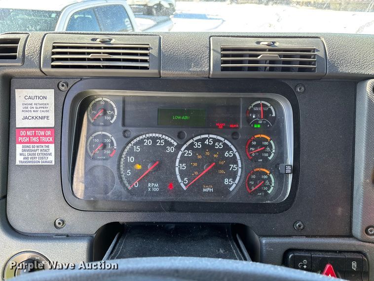 image for item YA1780 2019 Freightliner Cascadia 125 semi truck