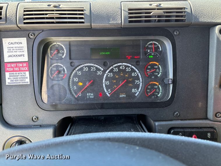 image for item YA1780 2019 Freightliner Cascadia 125 semi truck