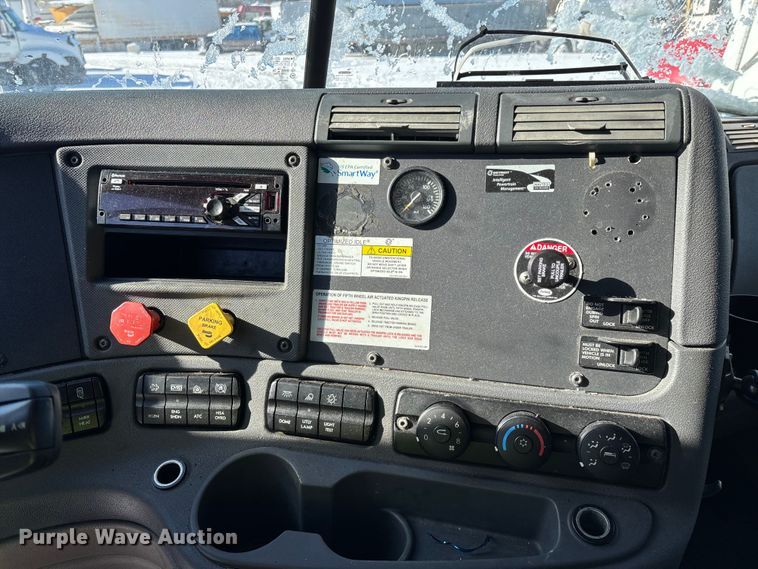 image for item YA1780 2019 Freightliner Cascadia 125 semi truck