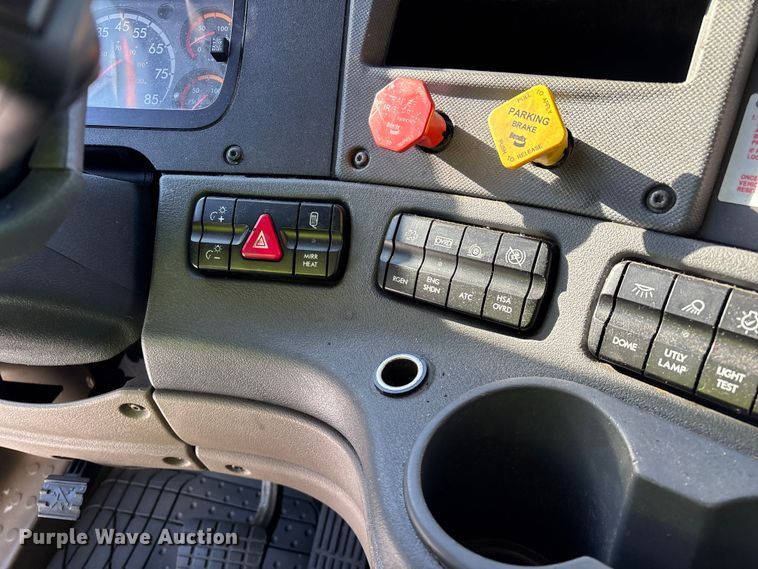 image for item YA1780 2019 Freightliner Cascadia 125 semi truck