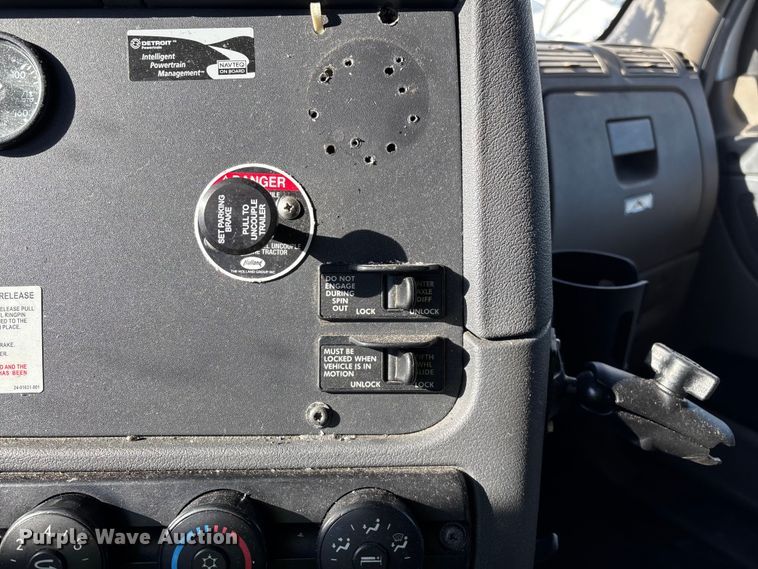 image for item YA1780 2019 Freightliner Cascadia 125 semi truck