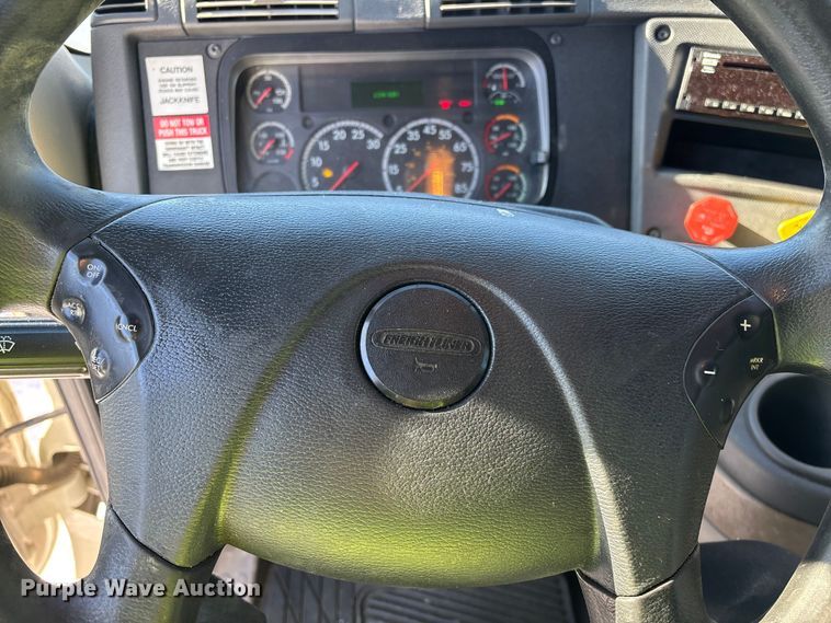 image for item YA1780 2019 Freightliner Cascadia 125 semi truck