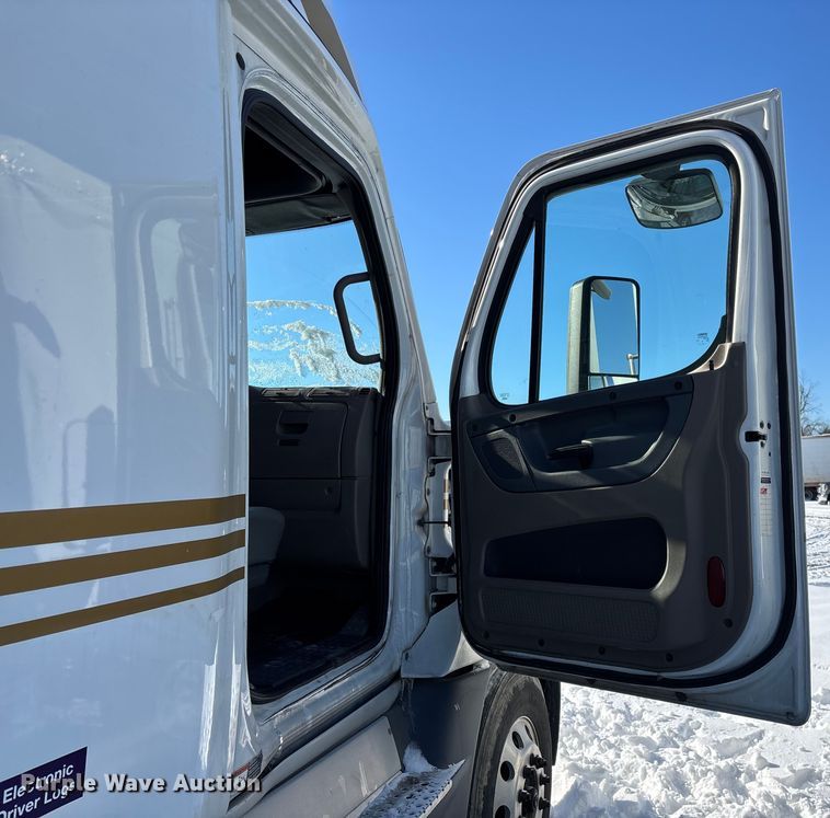 image for item YA1780 2019 Freightliner Cascadia 125 semi truck