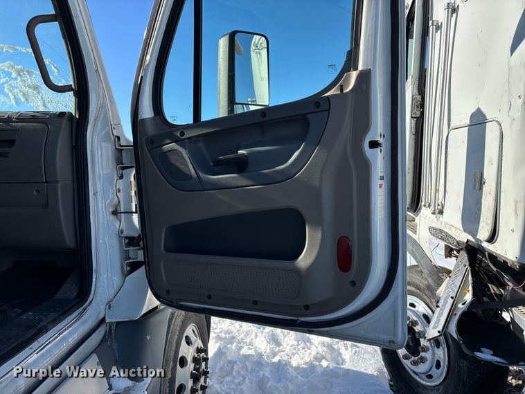 image for item YA1780 2019 Freightliner Cascadia 125 semi truck