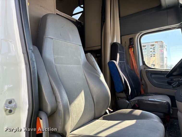 image for item YA1780 2019 Freightliner Cascadia 125 semi truck